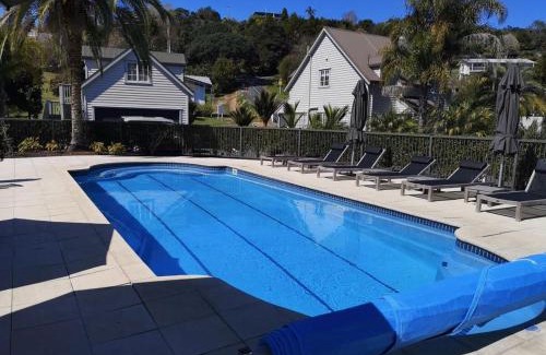 Russell House | Russell Cottages - Blue Penguin 4 Bed - POOL-SPA-BBQ