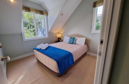 Russell House | Russell Cottages - Blue Penguin 4 Bed - POOL-SPA-BBQ