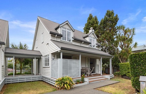 Russell House | Russell Cottages - Sandy Jandal - 5 Bedroom - POOL-SPA-BBQ