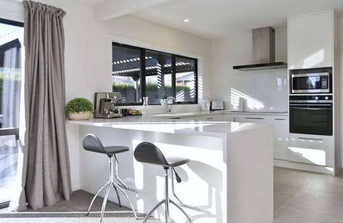 Russley House | Russley home near the airport, single level with parking