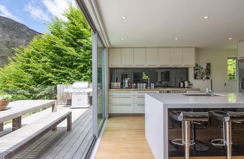 Arthur's Point House | Rustic 6-Bedroom Home in Arthurs Point