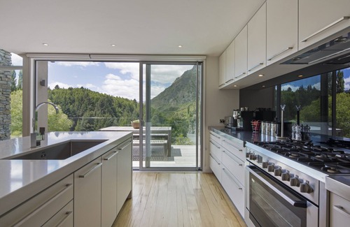 Arthur's Point House | Rustic 6-Bedroom Home in Arthurs Point