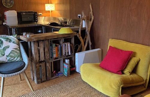 Parau Cabin | Rustic Cabin Getaway - simple luxury with cosy loft bed, outdoor fire and bath