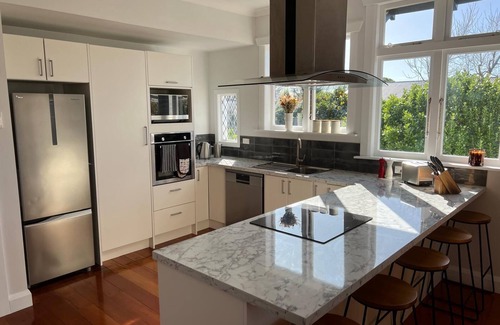 Martinborough House | Sackville Retreat, Close to town and short walk to Vineyards