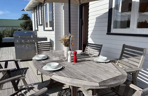 Martinborough House | Sackville Retreat, Close to town and short walk to Vineyards