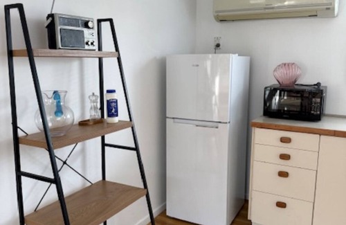Mangawhai Heads Apartment | Sailrock Studio, Mangawhai Heads, short stroll to estuary, shops, cafes/bars