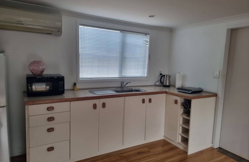 Mangawhai Heads Apartment | Sailrock Studio, Mangawhai Heads, short stroll to estuary, shops, cafes/bars