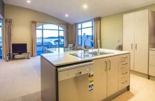 Taupo Hotel | Sails On The Lake