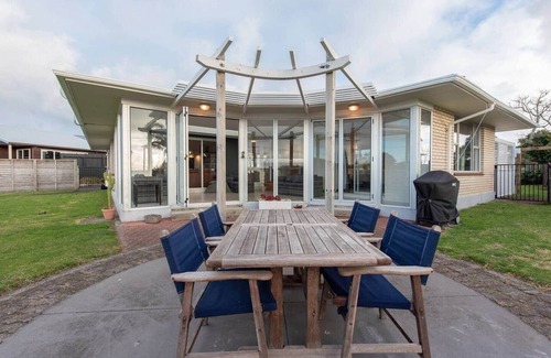 Oakura House | Salt House | Walk to Surf | Sleeps 8