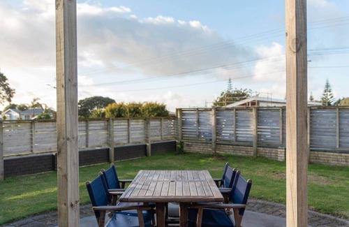 Oakura House | Salt House | Walk to Surf | Sleeps 8