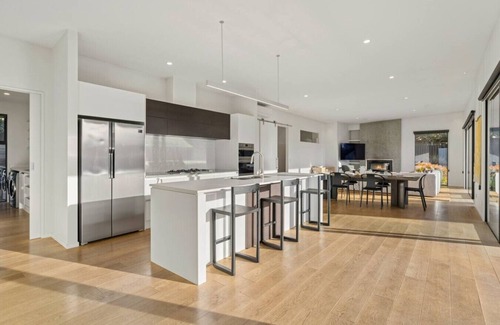 Wanaka House | Sapphire Spring Retreat | Swimming Pool, Outdoor Fireplace!