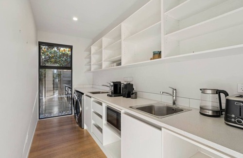 Wanaka House | Sapphire Spring Retreat | Swimming Pool, Outdoor Fireplace!