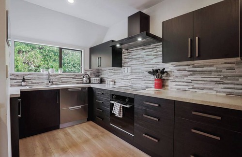Fernhill Apartment | Sarahs Scenic Stay | Mountain Lake Views