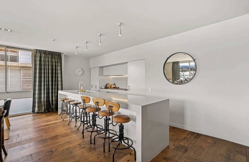 Wanaka Apartment | Sauna & Stunning Lakeview Apartment in Wanaka