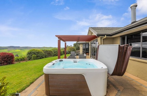 Acacia Bay House | Scenic Solitude
