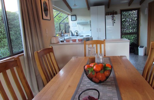 Christchurch District House | Schol hols avail . view from every window, sunny. Beach 15 sec stroll, stargaze