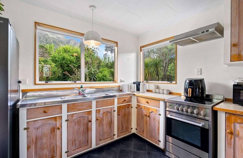 Whangarei Heads House | Sea & Summit | Sleeps 8 in Real Beds | Pets OK