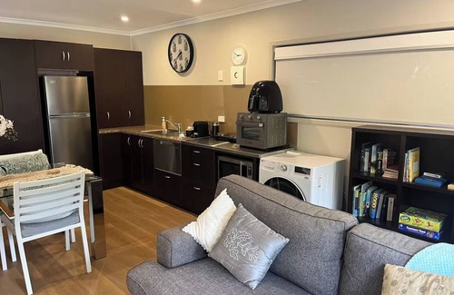 Bucklands Beach Apartment | Seabatical Retreat minutes from the beach
