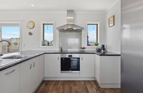 Waikawa Beach House | Seamless Serenity : Modern House in Nature's Lap