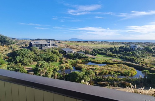 Waikawa Beach House | Seamless Serenity : Modern House in Nature's Lap