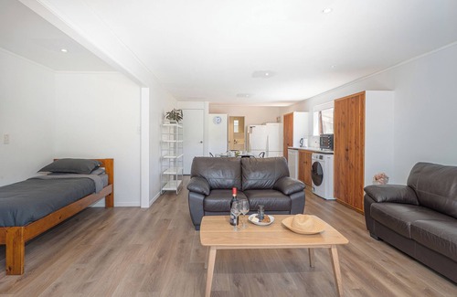 Whangamata Cottage | Seascape Beachfront C - Whangamata Holiday Unit