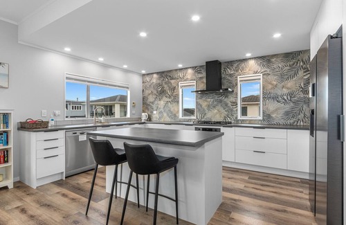 Ruakaka House | Seaside Getaway - Ruakaka Holiday Home