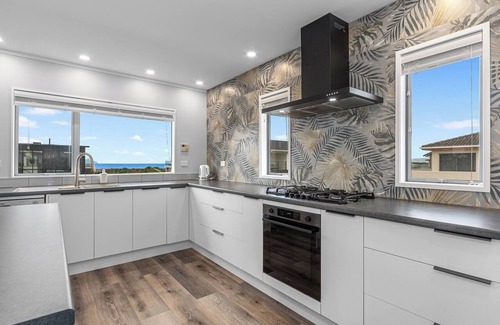 Ruakaka House | Seaside Getaway - Ruakaka Holiday Home