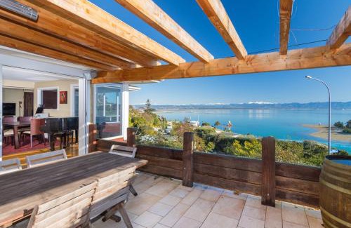 Britannia Heights House | Seaside Manor - Harbour Views, Nelson Waterfront!