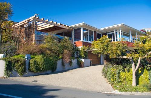 Britannia Heights House | Seaside Manor - Harbour Views, Nelson Waterfront!