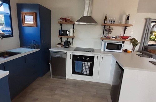 Westport Cottage | Seaside, on bike trail with free fibre and streaming. Double glazed comfort.n