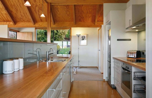 Rangatira Park House | Secluded with Great Views & Central Heating