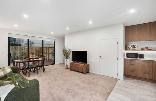 Linwood Apartment | Secure Quiet CBD Christchurch Townhouse | Free Parking + EV