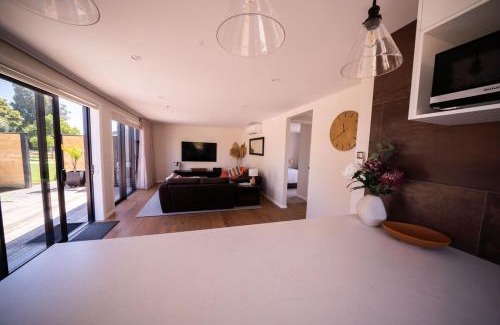 Cambridge House | Self-contained 2 bedroom private garden cottage