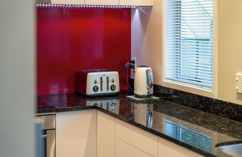 Waipahihi House | Serenity Cottage - Taupo Holiday Home