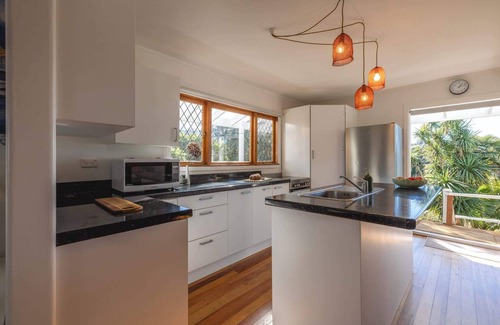 Surfdale House | Shelly Beach Cottage – Sunny Coastal Stay