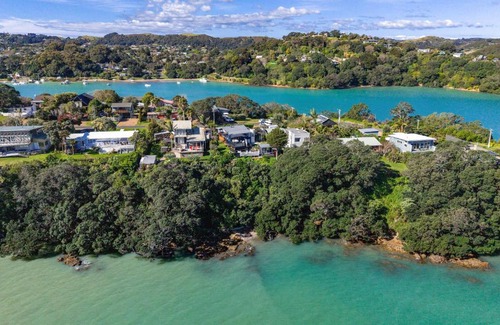 Surfdale House | Shelly Beach Escape Sea Views & Sauna