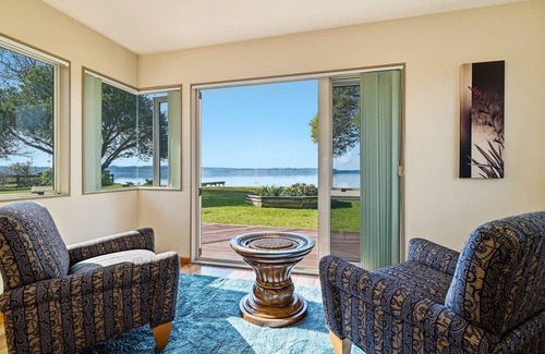 Ngongotaha House | Shore Haven - Lakefront, Spa Pool, Sleeps 8