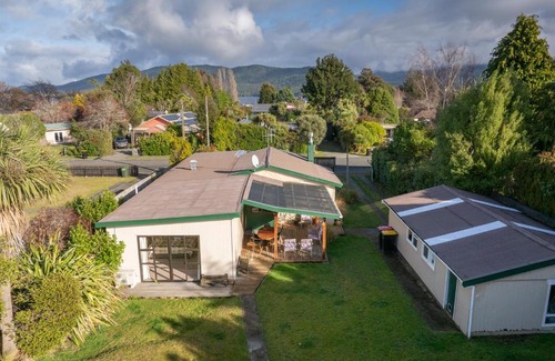 Te Anau House | Short Walk to Lake and Shops - The Green House