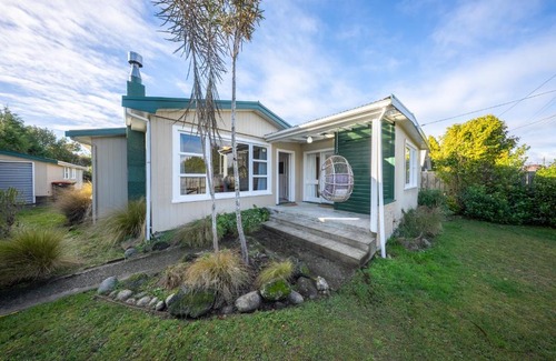 Te Anau House | Short Walk to Lake and Shops - The Green House