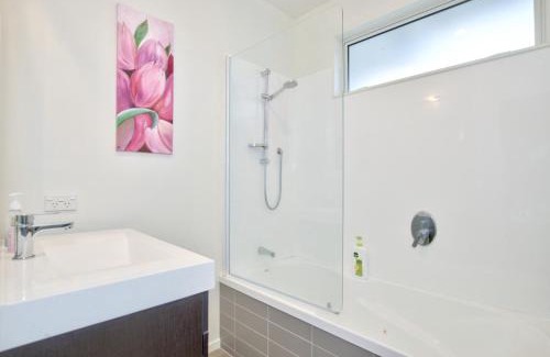 Lake Hayes Apartment | Shotover Country - Private Guest Suite with spa-bath & Coffee station