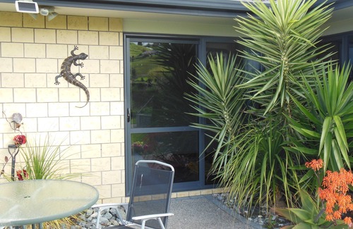 Red Beach Apartment | Silverdale Garden Stay