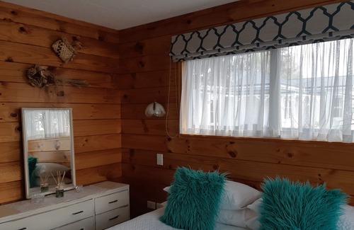 Martinborough Cottage | Simple, clean comfort..... just a stonethrow from everything