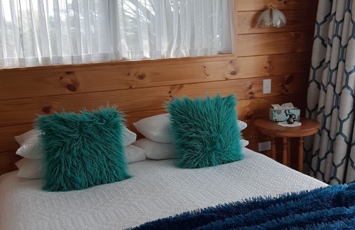 Martinborough Cottage | Simple, clean comfort..... just a stonethrow from everything