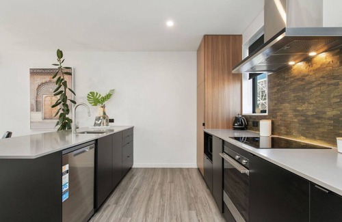 Christchurch City Centre Apartment | Simply The Best CBD 3 Mins Plus Garage
