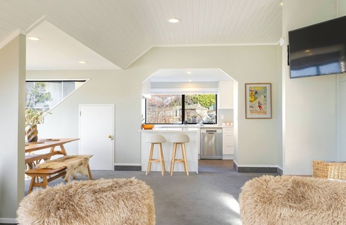 Fernhill House | Ski Chalet Vibe - Stunning Lake & Mountain Views!