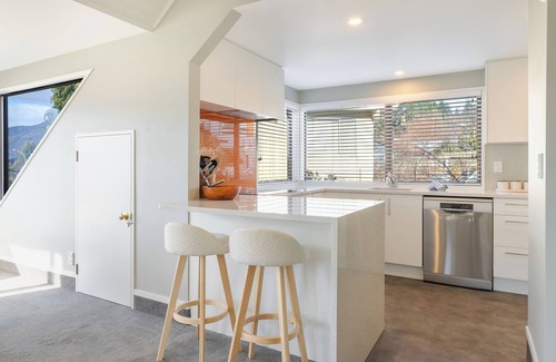 Fernhill House | Ski Chalet Vibe - Stunning Lake & Mountain Views!