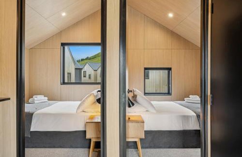 Frankton House | Ski Villa with Carpark 46, Mountain-Framed base!