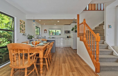 Onemana House | Skippers View - Onemana Holiday Home