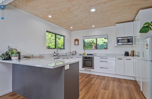 Onemana House | Skippers View - Onemana Holiday Home