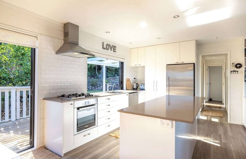 Surfdale House | Skomer House - Sea Views & Central Waiheke Living